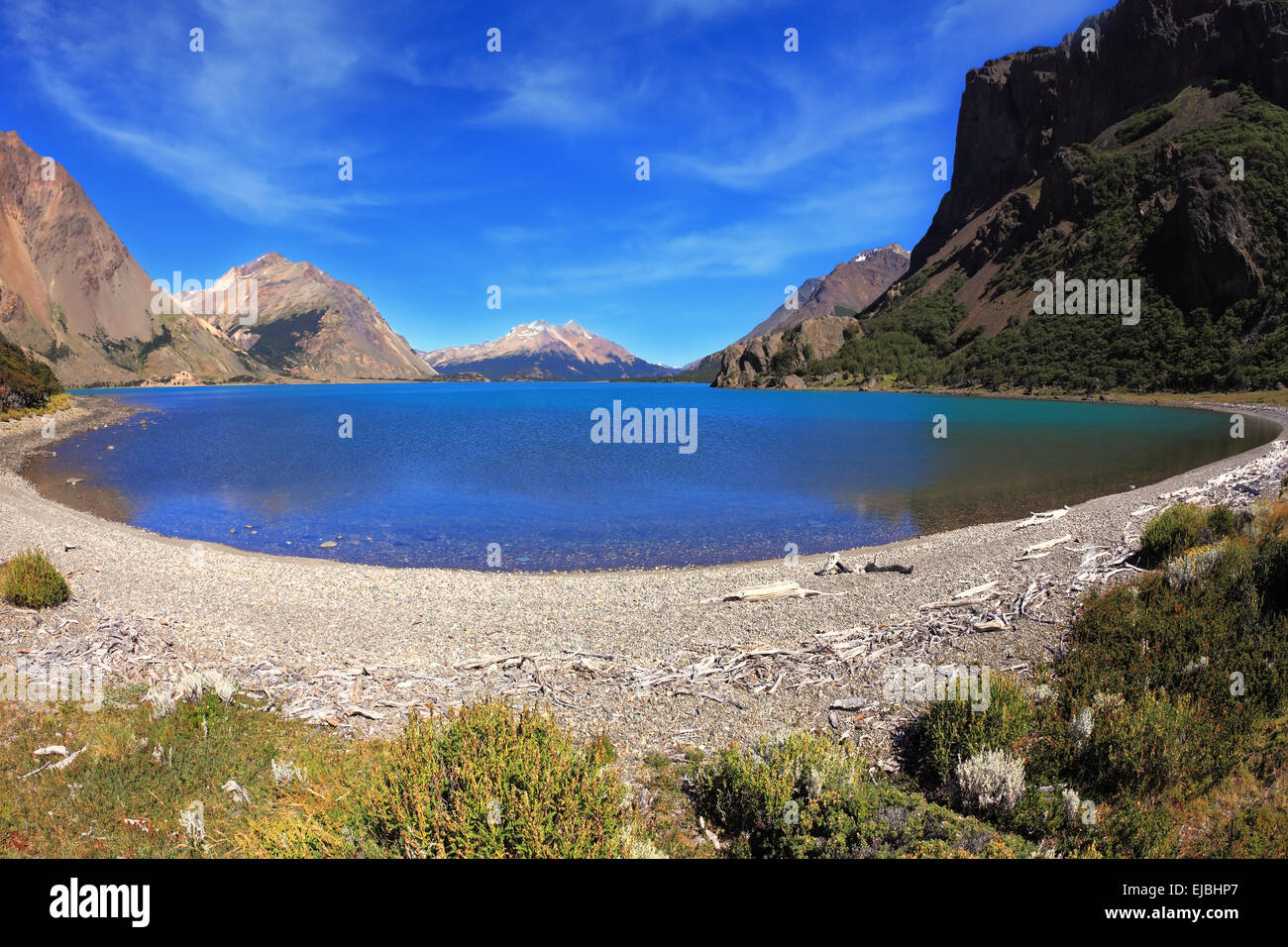 Thel Lago Blu circondato da montagne. Foto Stock