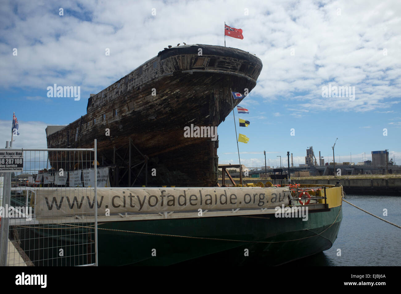 Adelaide Australia. Il 24 marzo 2015. Città di Adelaide costruito in Sunderland Regno Unito nel 1864 è uno dei due sopravvissuti clipper composito navi lungo con il Cutty Sark che è in fase di ripristino nel bacino di carenaggio in Adelaide. Città di Adelaide fornito servizio passeggeri tra il Regno Unito e Australia del Sud ed è chiamato dopo la città di Adelaide Foto Stock