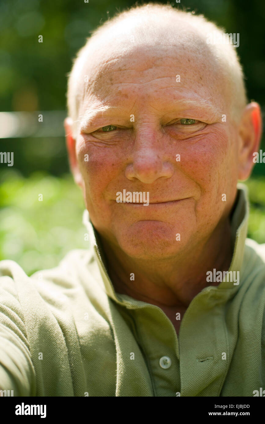 Ritratto headshot sorridenti medioevo senior uomo bello nel casual Polo shirt leggera profondità di campo Foto Stock