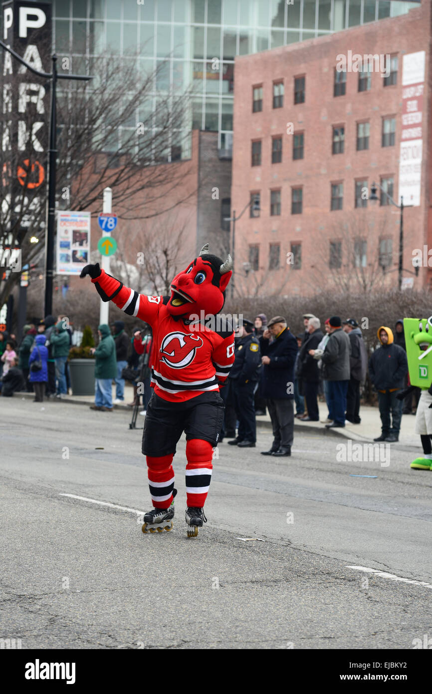 New Jersey Devil la squadra di hockey di saluto mascotte tifosi durante il 2013 per il giorno di San Patrizio parade di Newark, New Jersey. Stati Uniti d'America. Foto Stock