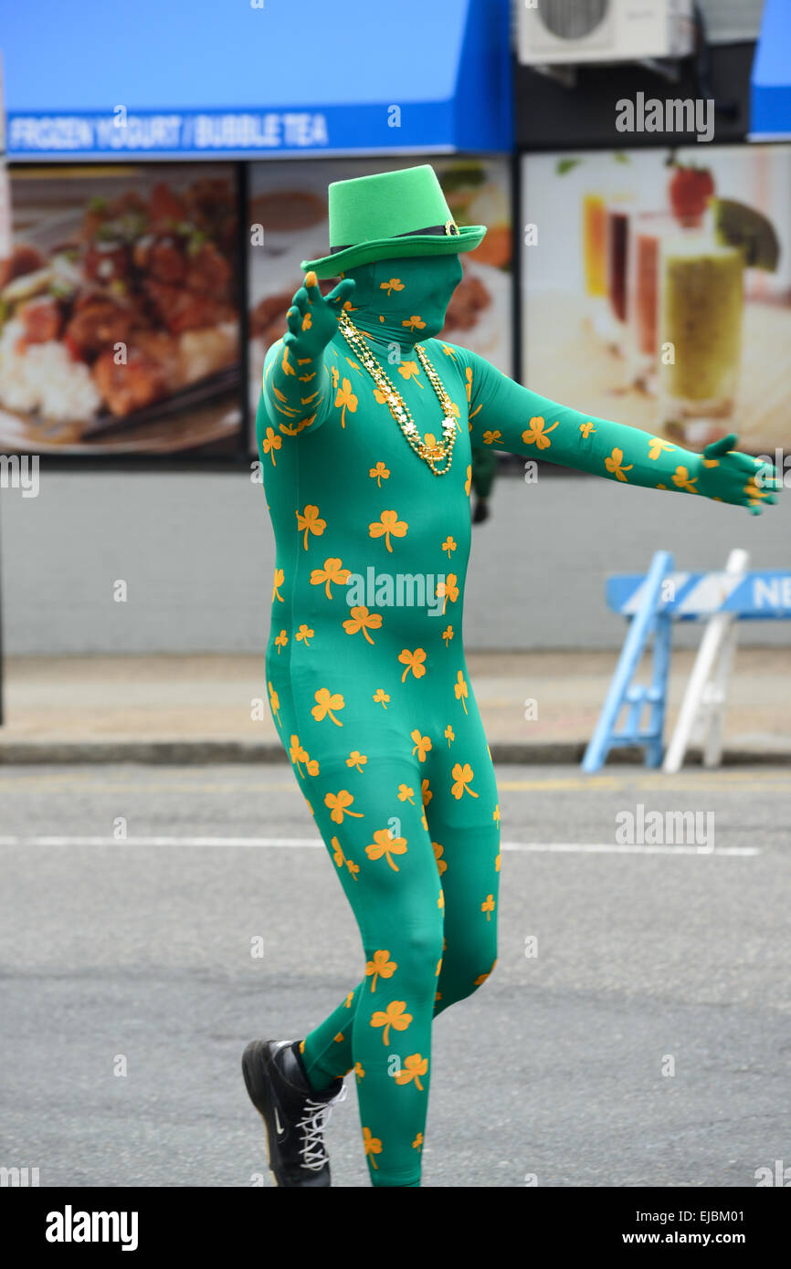 Uomo vestito su una verde con giallo shamrock la seconda pelle body durante il 2013 per il giorno di San Patrizio Parade. Newark, New Jersey Foto Stock