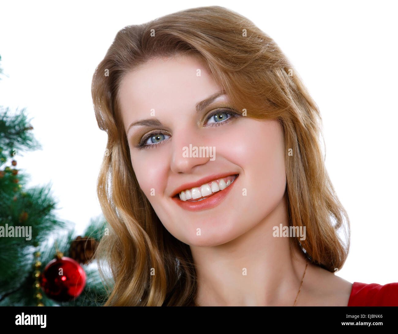 La ragazza sorridente contro un Nuovo Anno Albero Foto Stock