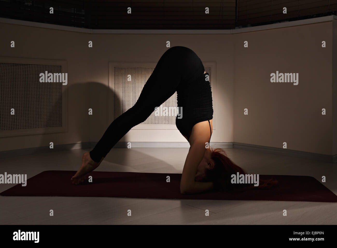 Andare a stare su una testa Foto Stock