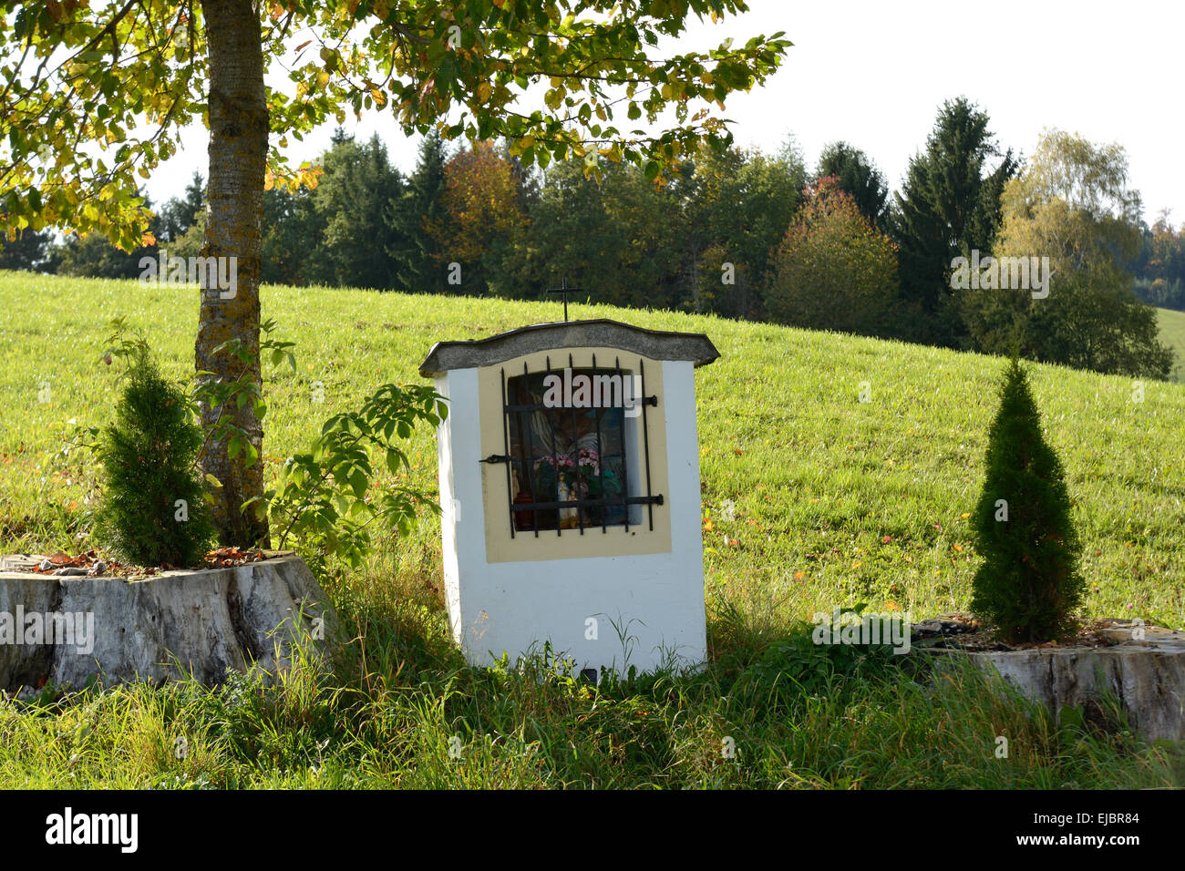 Cappella lungo il tragitto in aperta campagna Foto Stock