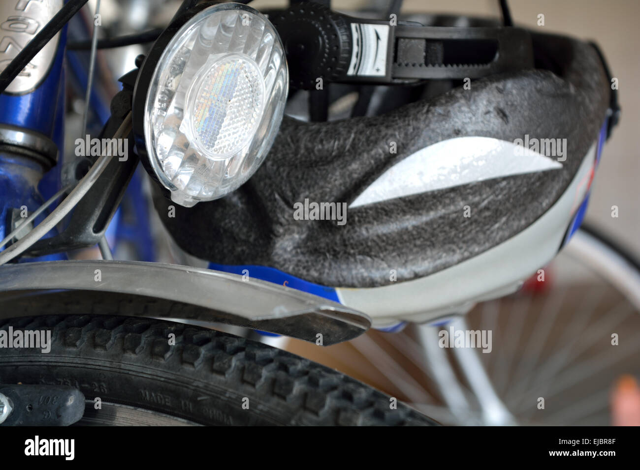 Il casco protettivo e luce bici Foto Stock