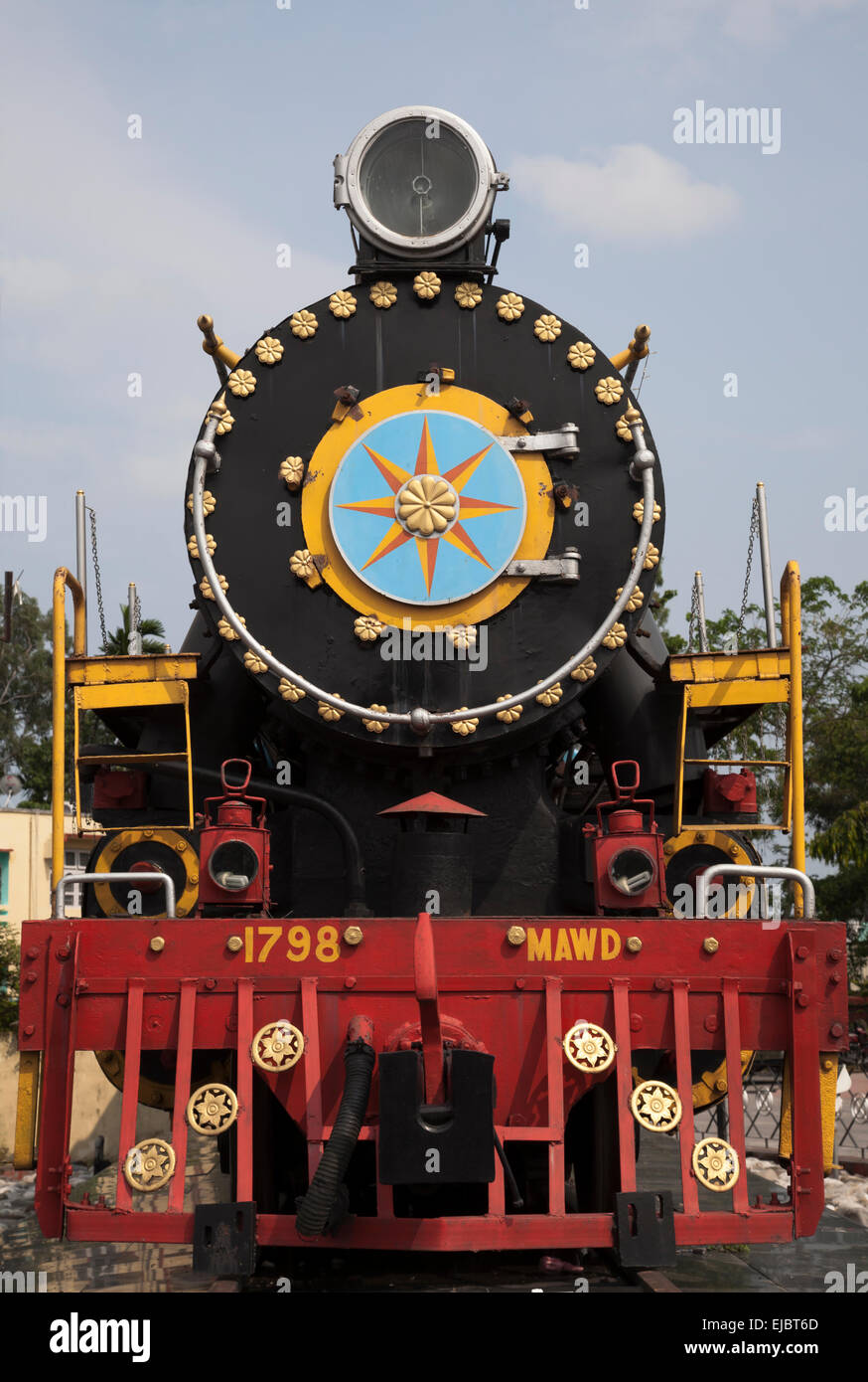 Decorate vintage locomotiva a vapore alla stazione Silliguri, West Bengal, India Foto Stock