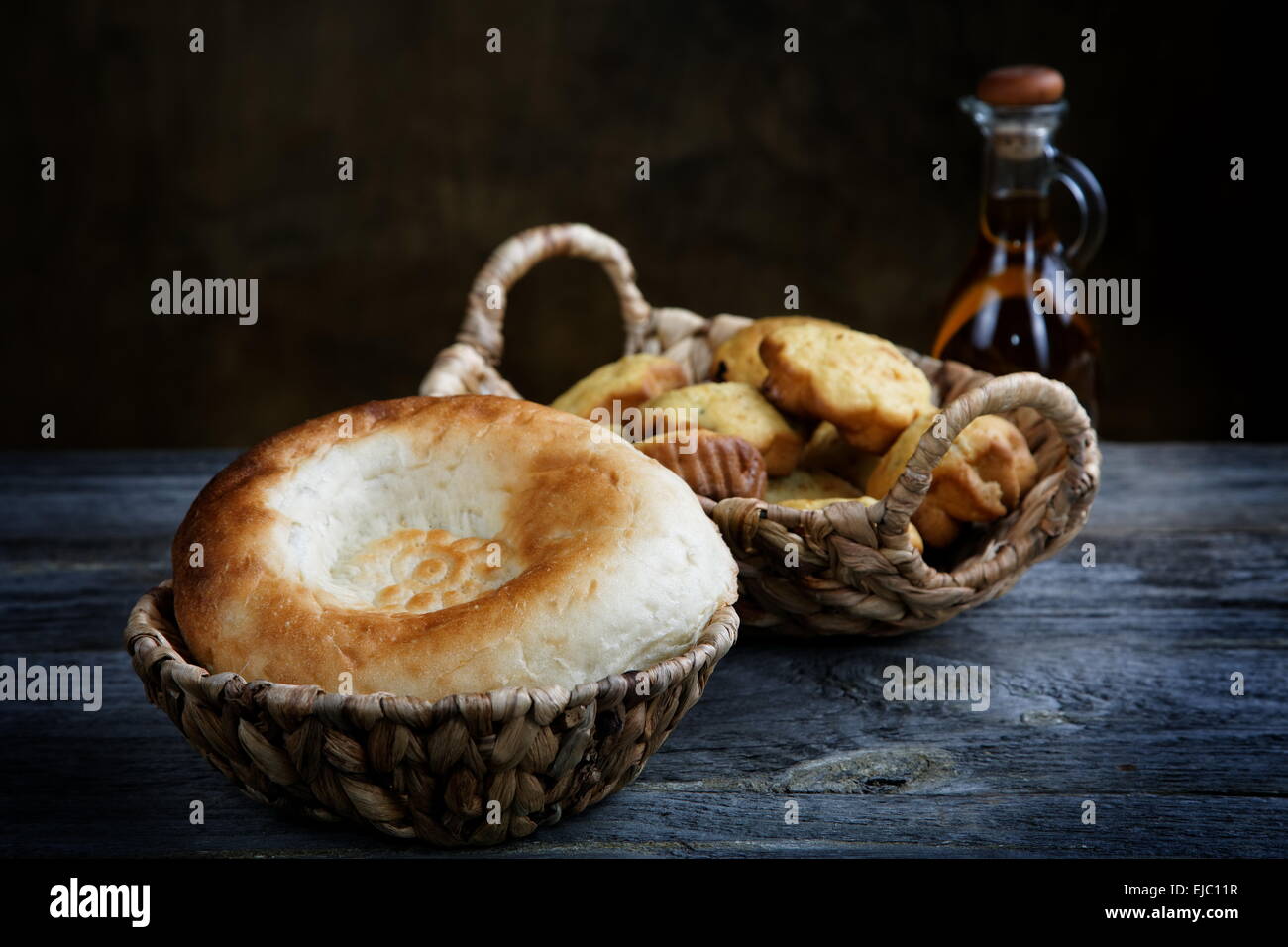 Il pane in un cesto e un olio di oliva Bottiglia Foto Stock