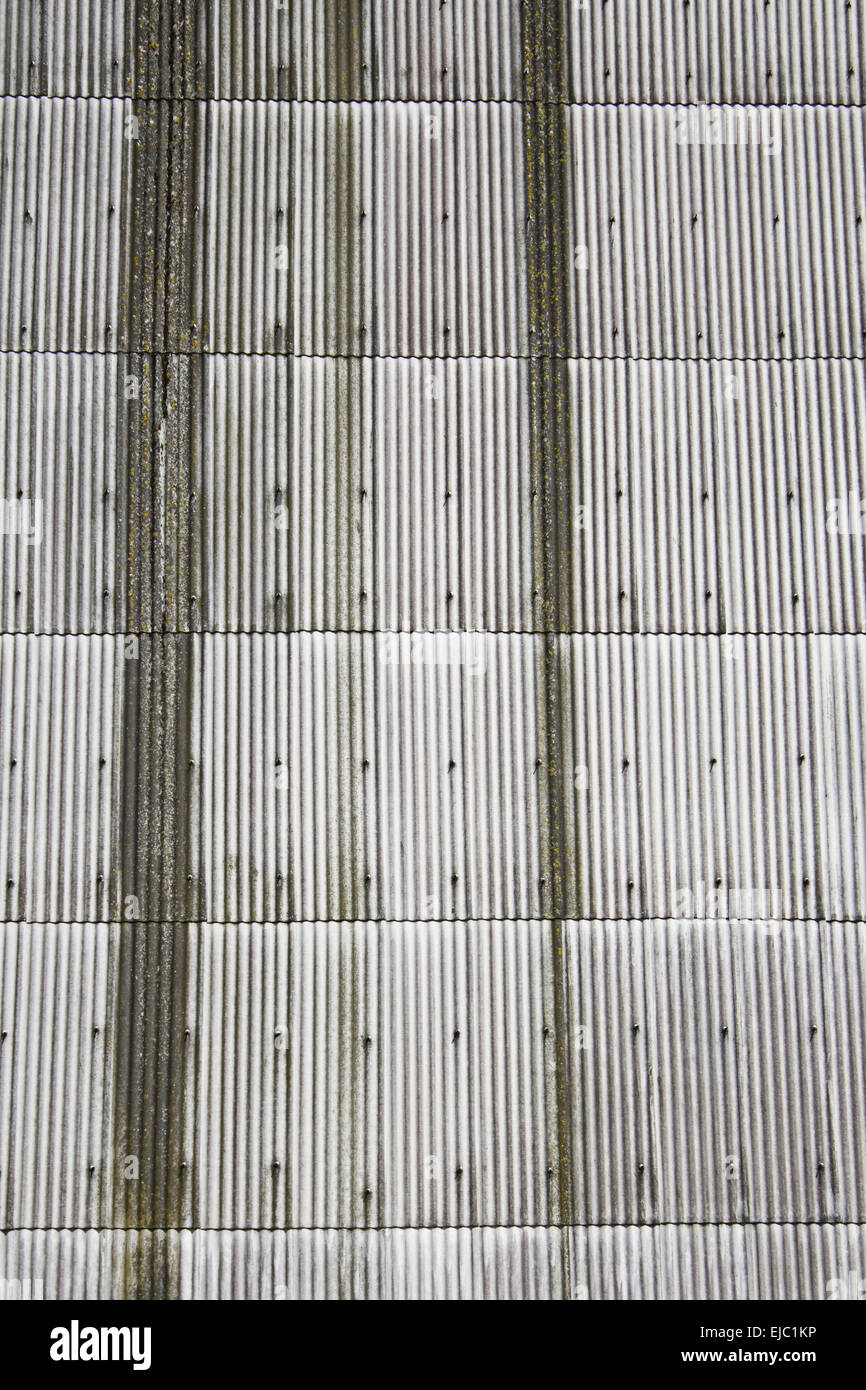 Sporco struttura metallica sulla facciata di edificio, Costruzione e architettura Foto Stock