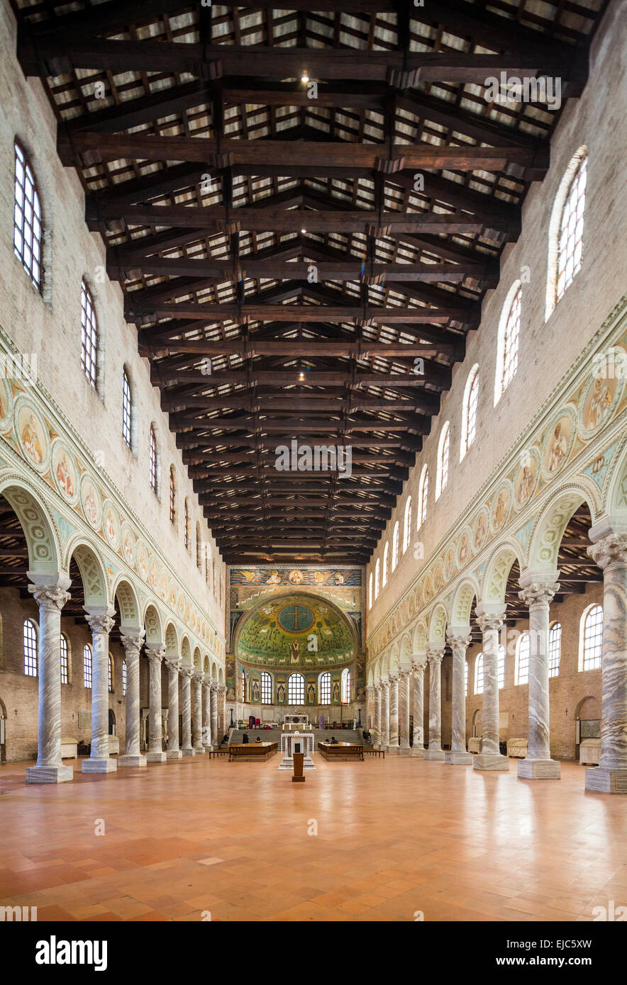 Navata della basilica di Sant'Apollinare in Classe, Italia Foto Stock