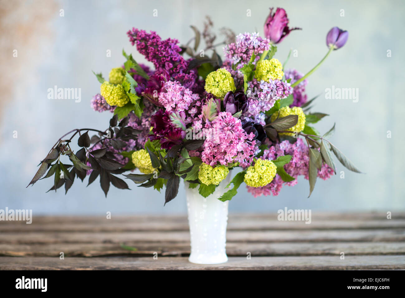 La molla bouquet floreale con lillà, tulipani, Snowball bush, l'elleboro e euphorbia Foto Stock