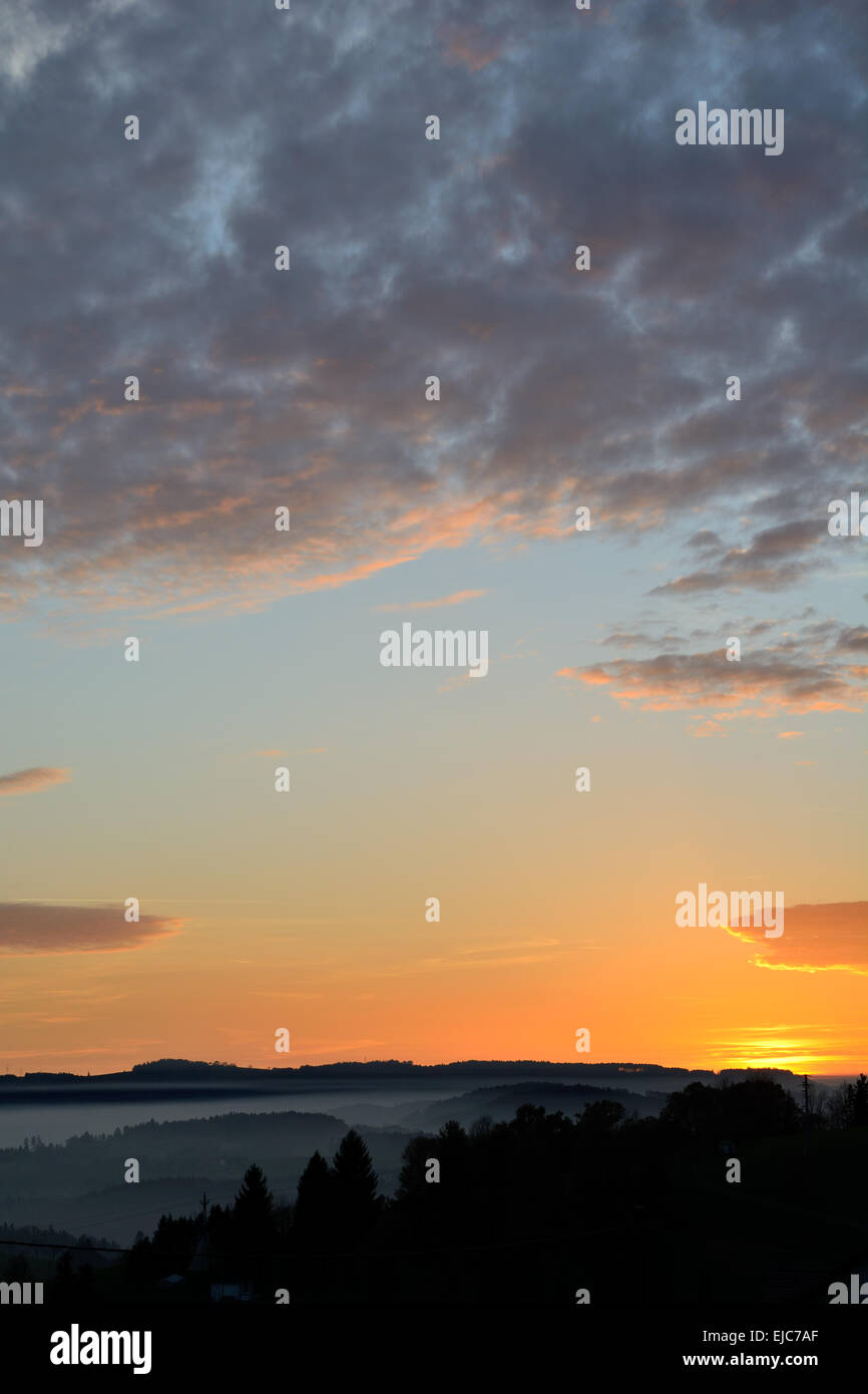 Il tramonto e la nebbia con cloudscape Foto Stock