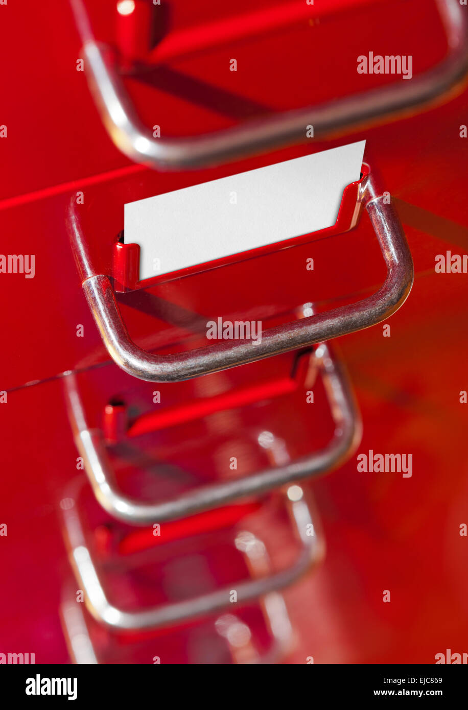 Rosso cabinet file con la scheda vuota Foto Stock