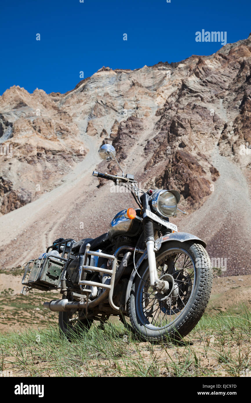Indian fabbricato Royal Enfield motociclo con barre di crash e rack a Sarchu alta nella regione himalayana del Ladakh Foto Stock