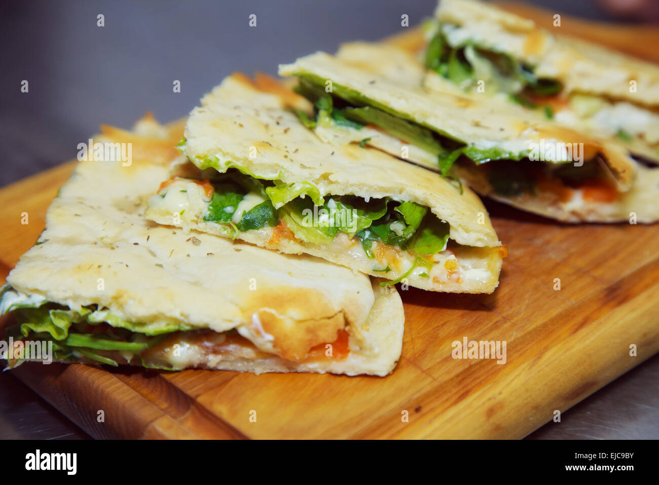 Appena cucinata calzone pizza. pezzi Foto Stock