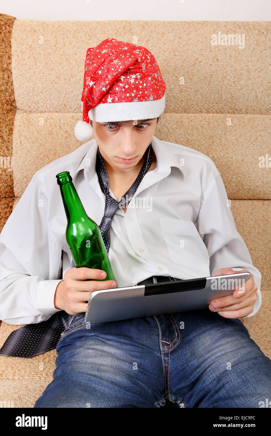 Adolescente con una birra e un Tablet Foto Stock