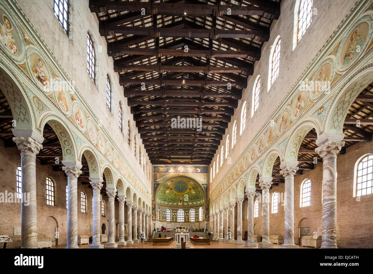 Navata della basilica di Sant'Apollinare in Classe, Italia Foto Stock