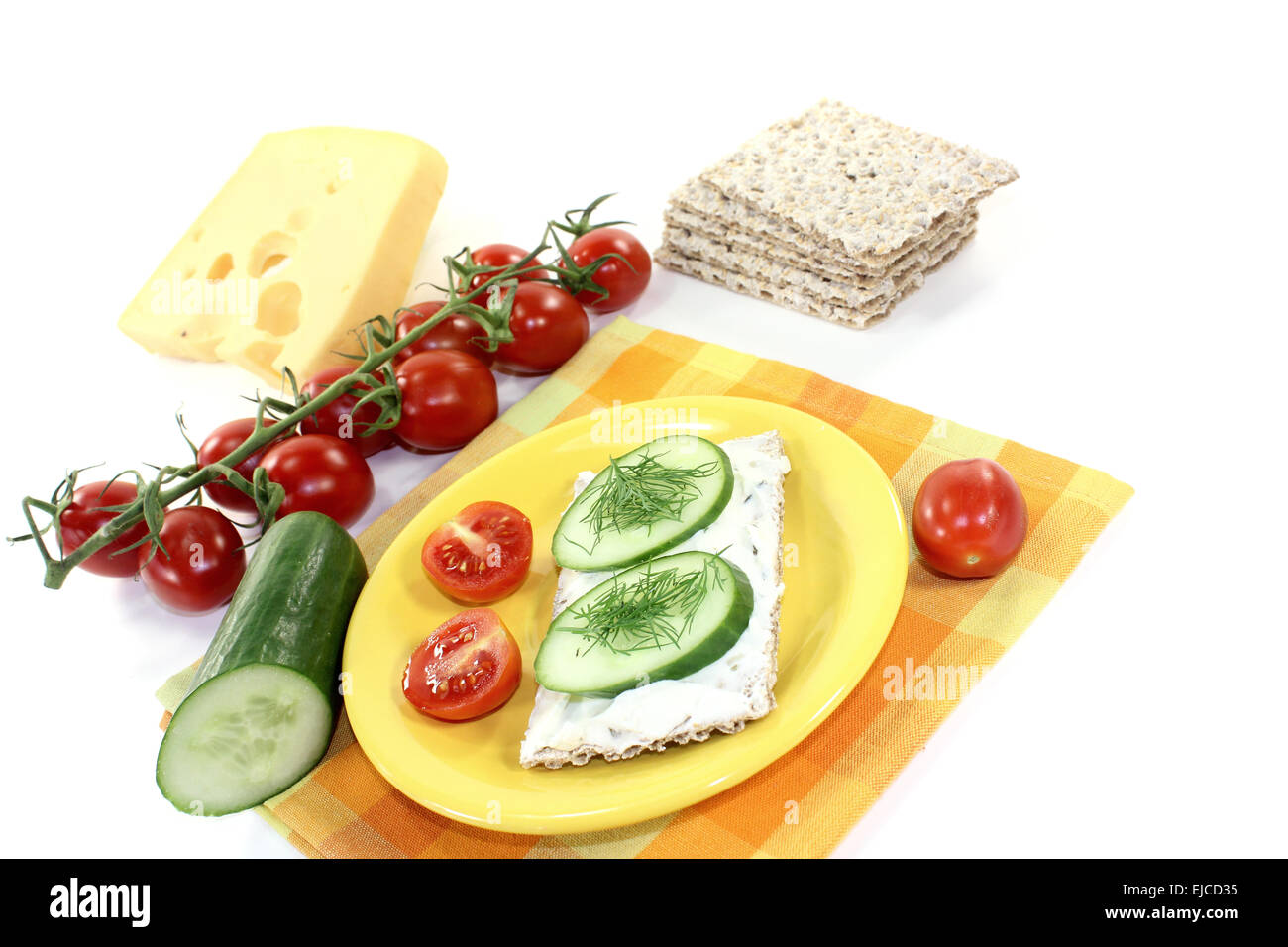 Fette biscottate con crema di formaggio e cetriolo Foto Stock