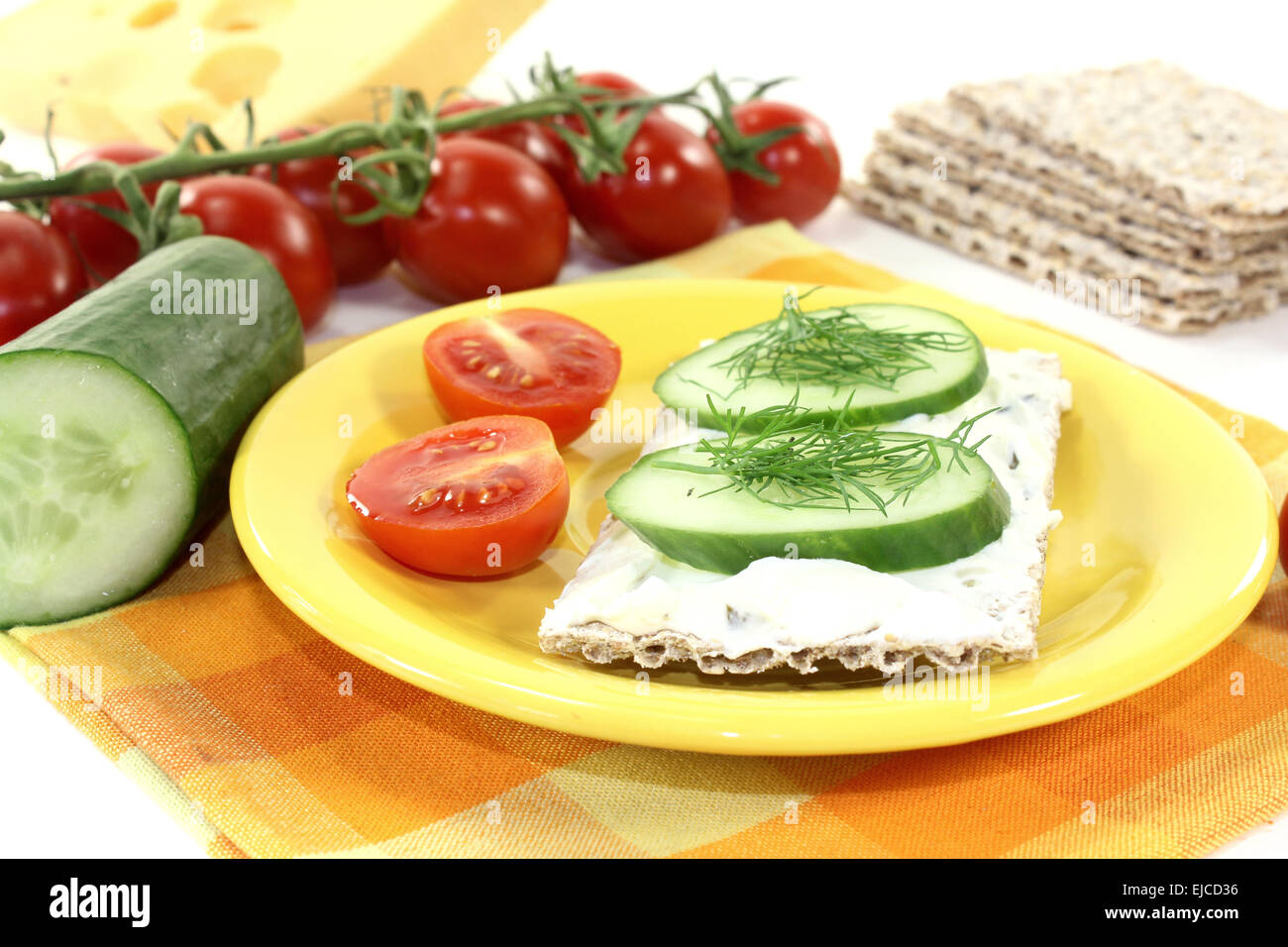 Fette biscottate con crema di formaggio, cetriolo e aneto Foto Stock