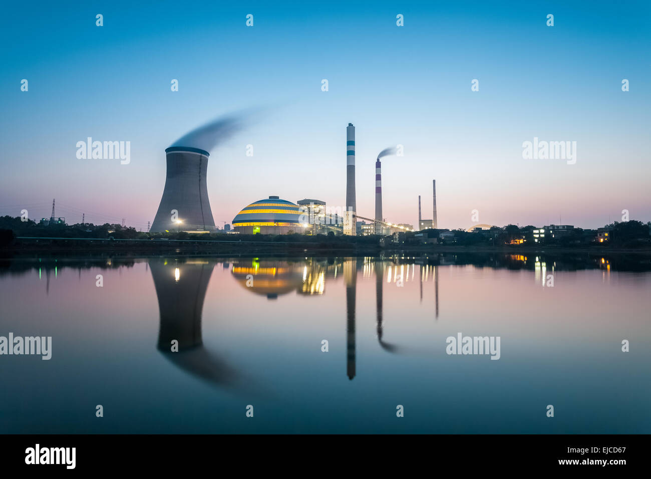 Centrali a carbone vegetale in nightfall Foto Stock