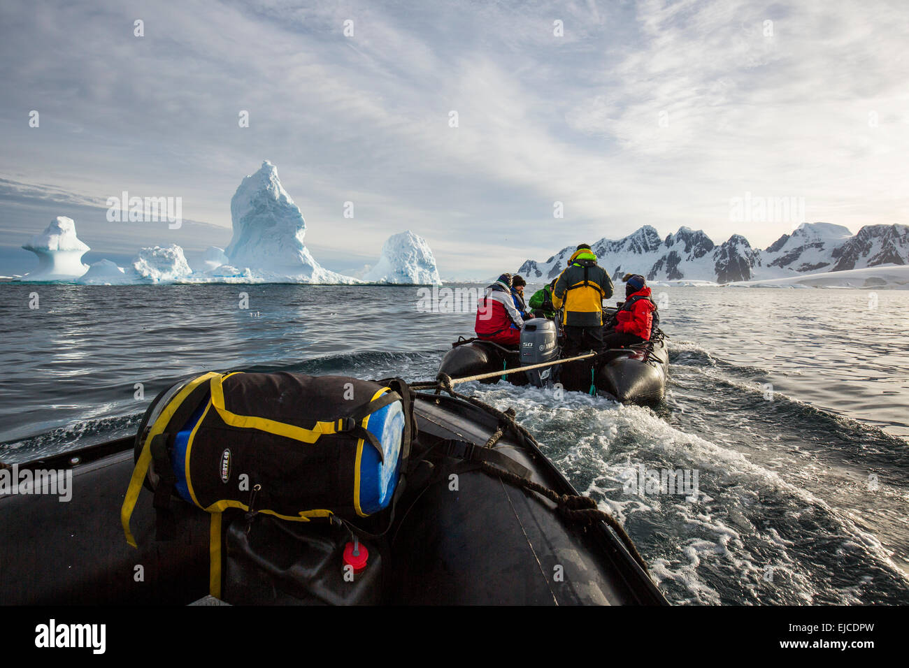 Fotografi in spedizione il traino ripartiti zodiaco, Pleneau Bay, Antartide Foto Stock