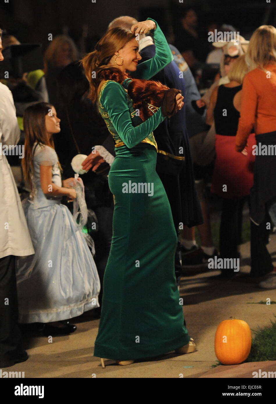 Sofia Vergara indossa una principessa Fiona da Shrek costume sul set di  'Moderne Famiglia' le riprese di un episodio di Halloween. L'attrice era  unita da co star O'Neil che fu Benjamin Franklin