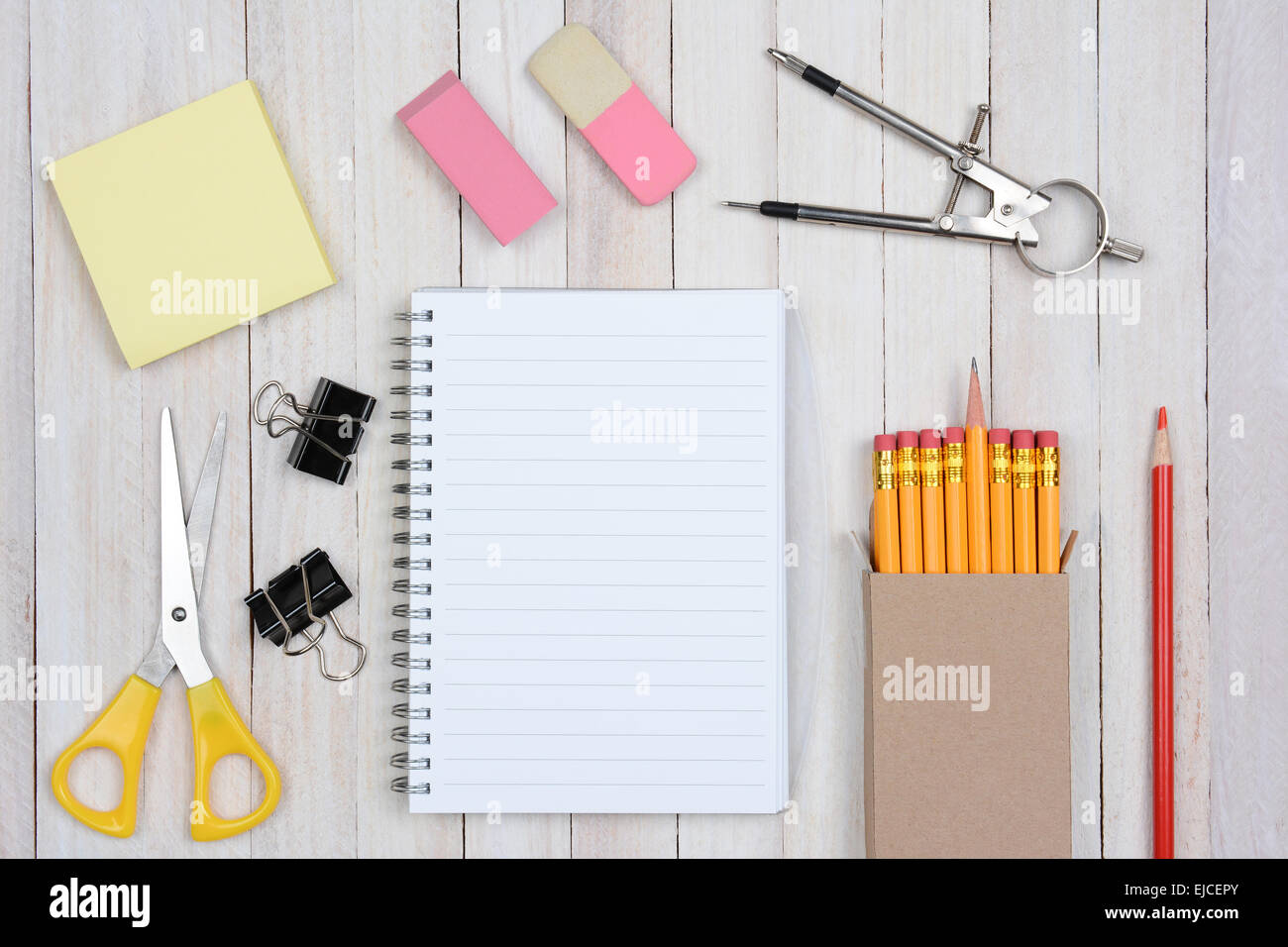 Un gruppo di elementi che si trovano tipicamente in un banco di scuola. Gli elementi includono: gomme, matite, bussola, forbici, carta, appunti, carta cl Foto Stock