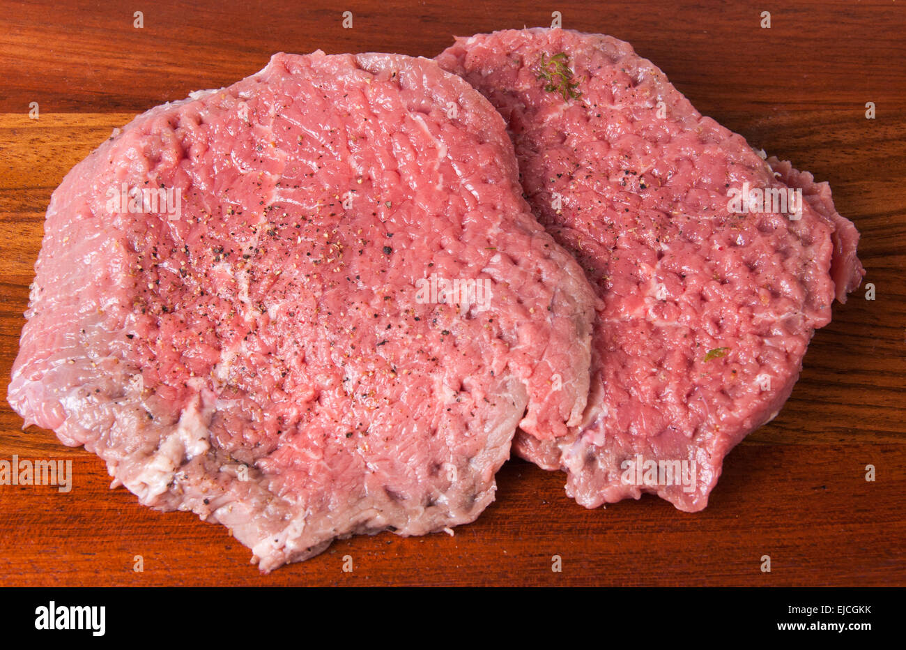 Due bistecca su un tagliere Foto Stock