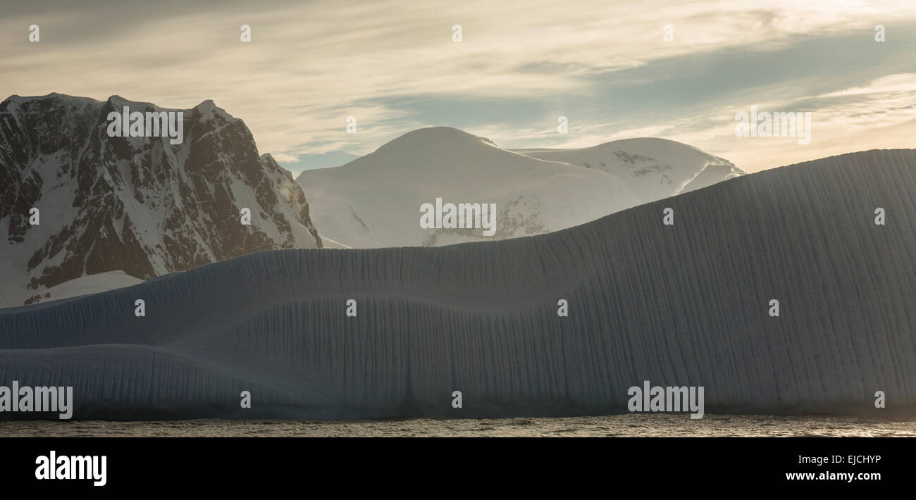 Visualizza le montagne coperte, Pleneau Bay, Antartide Foto Stock