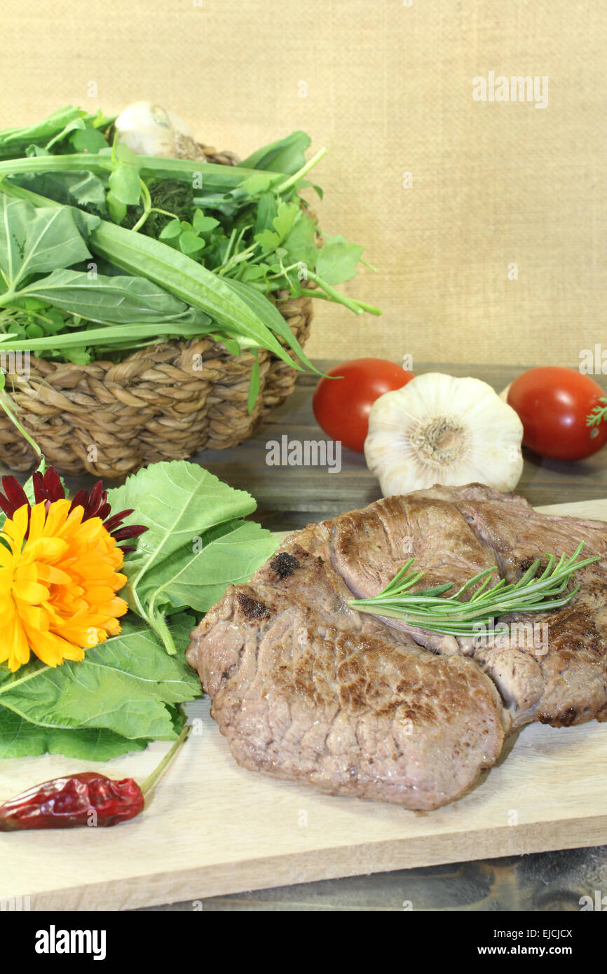 Deliziosa Entrecote selvatico e insalata di erbe Foto Stock