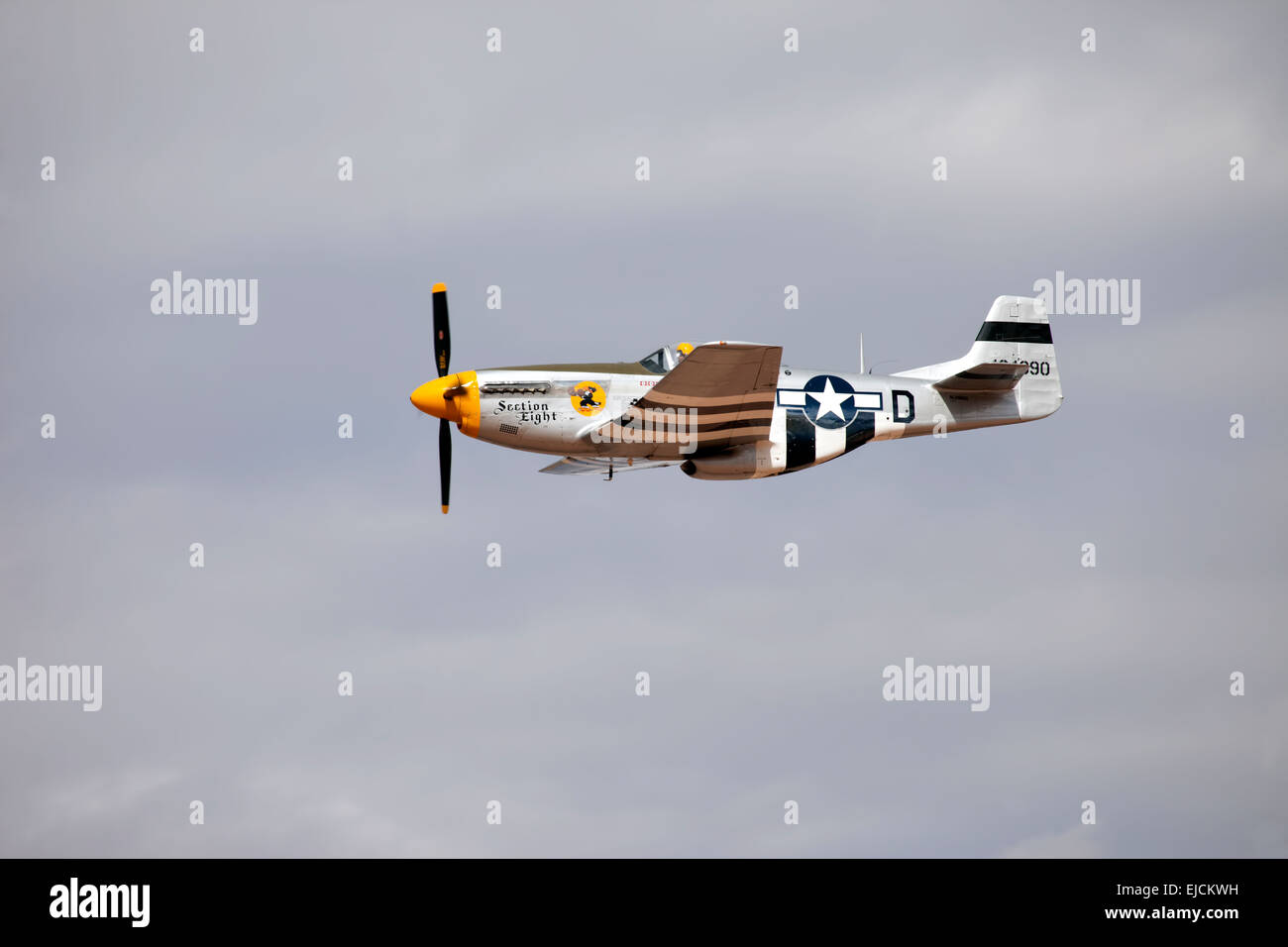 Volare da di P Mustang superiorità aerea fighter dalla Seconda Guerra Mondiale. Naso arte Sezione 8. Volo con nuvole temporalesche nella distanza. Foto Stock