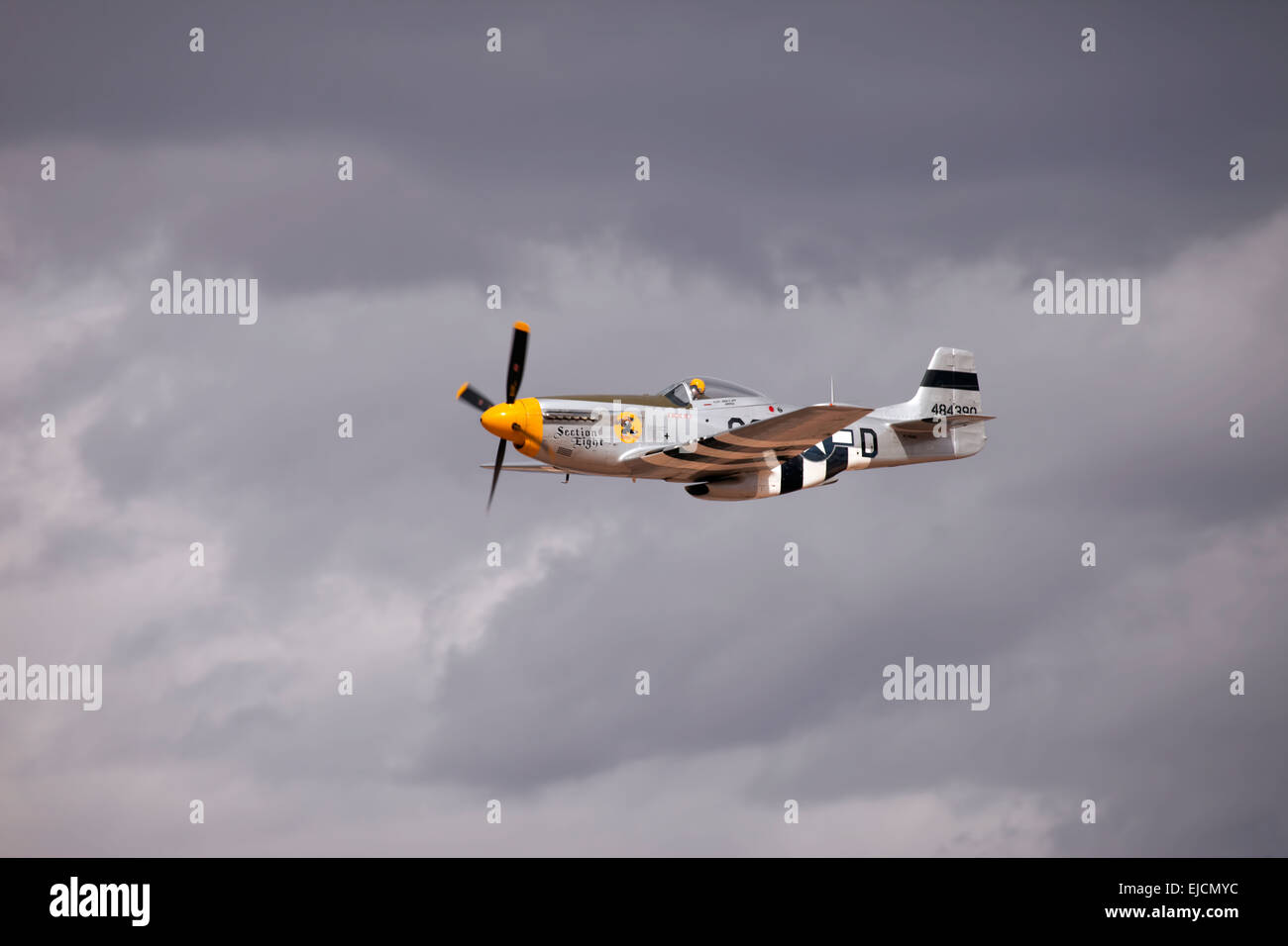 Volare da di P Mustang superiorità aerea fighter dal vintage della II Guerra Mondiale. Naso arte Sezione 8. Volo con nuvole temporalesche. Foto Stock
