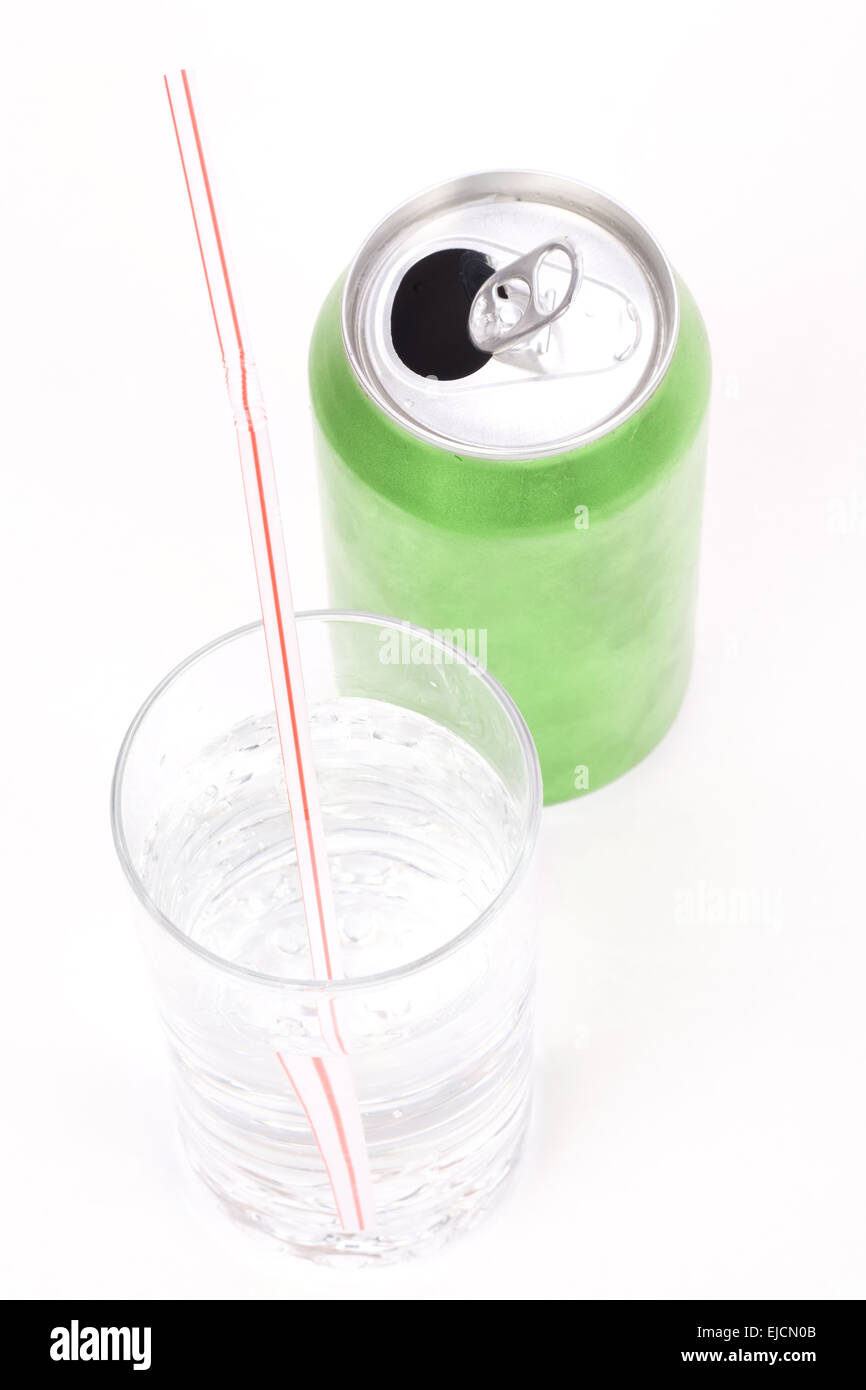 Il verde il carbonato di sodio può e vetro con sfondo bianco Foto Stock