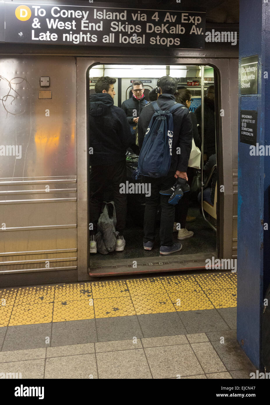 I passeggeri sulla New York City metropolitana treno D, Manhattan STATI UNITI D'AMERICA Foto Stock