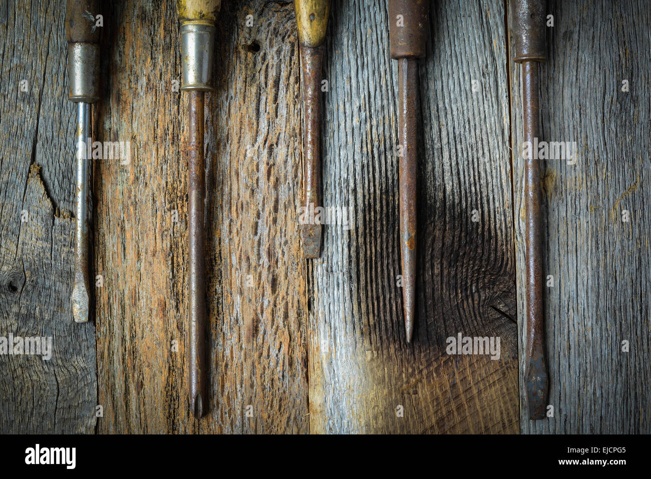 Cacciaviti rustico su uno sfondo di legno Foto Stock