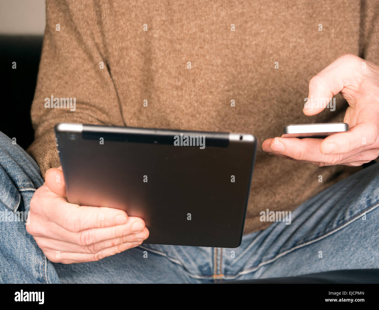 Mani di tablet e smartphone Foto Stock