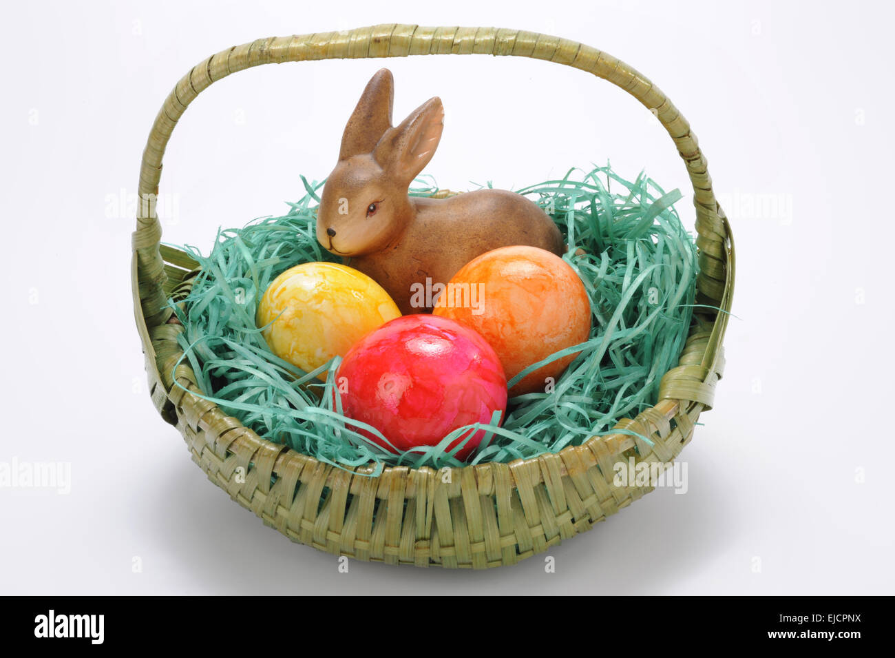 Colorate le uova di pasqua con il coniglio nel nido Foto Stock