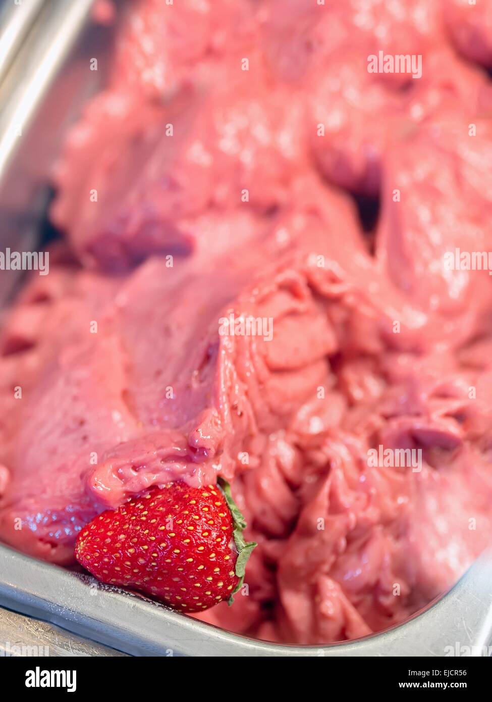 Gelato alla fragola sotto window shopping Foto Stock
