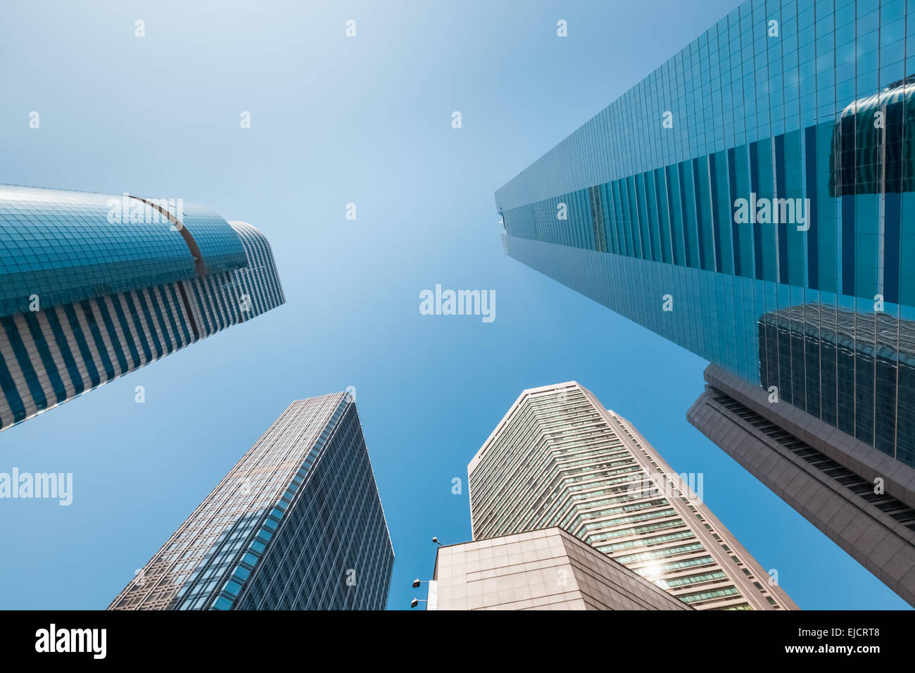 Edificio per uffici sotto il cielo blu Foto Stock