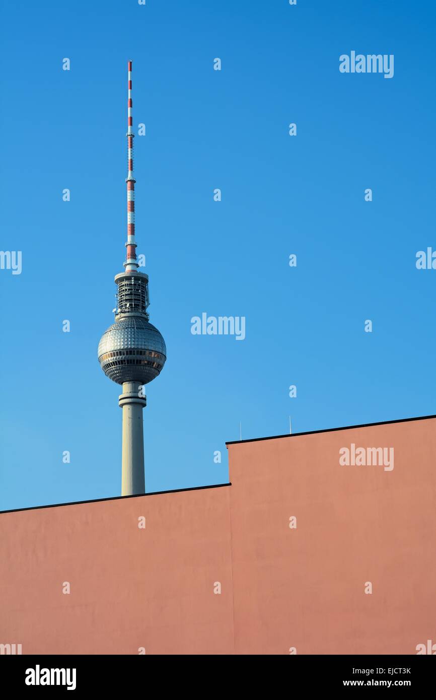 TV Tower dietro una facciata Foto Stock