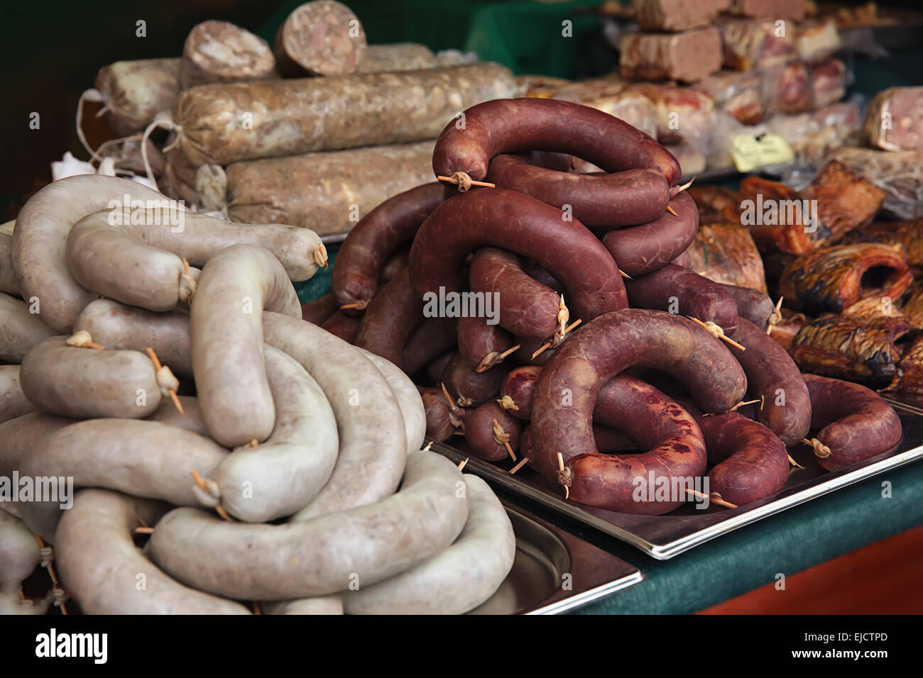 La vendita di prodotti a base di carne di maiale domestico Foto Stock