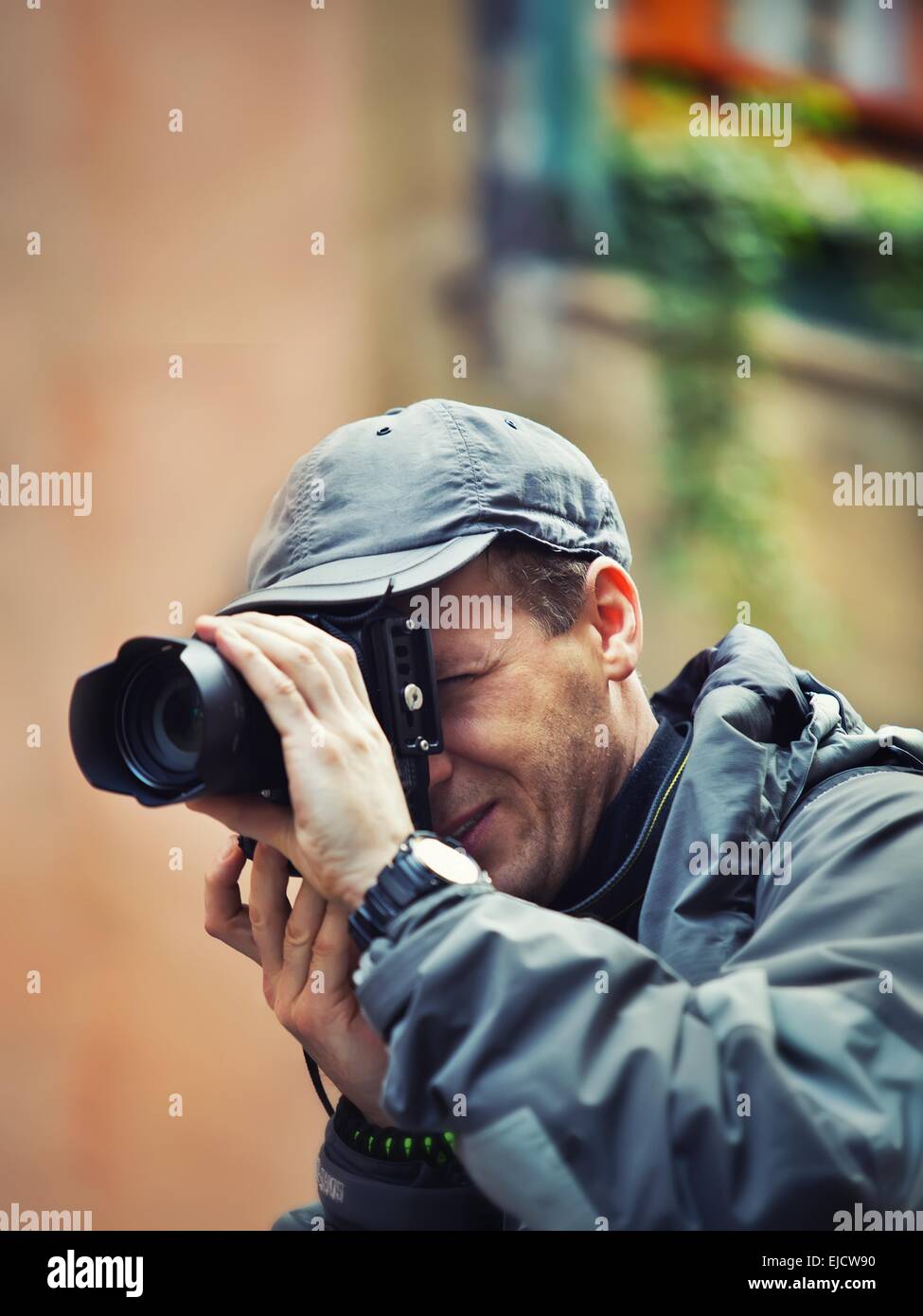 Giovane uomo utilizzando una telecamera professionale Foto Stock