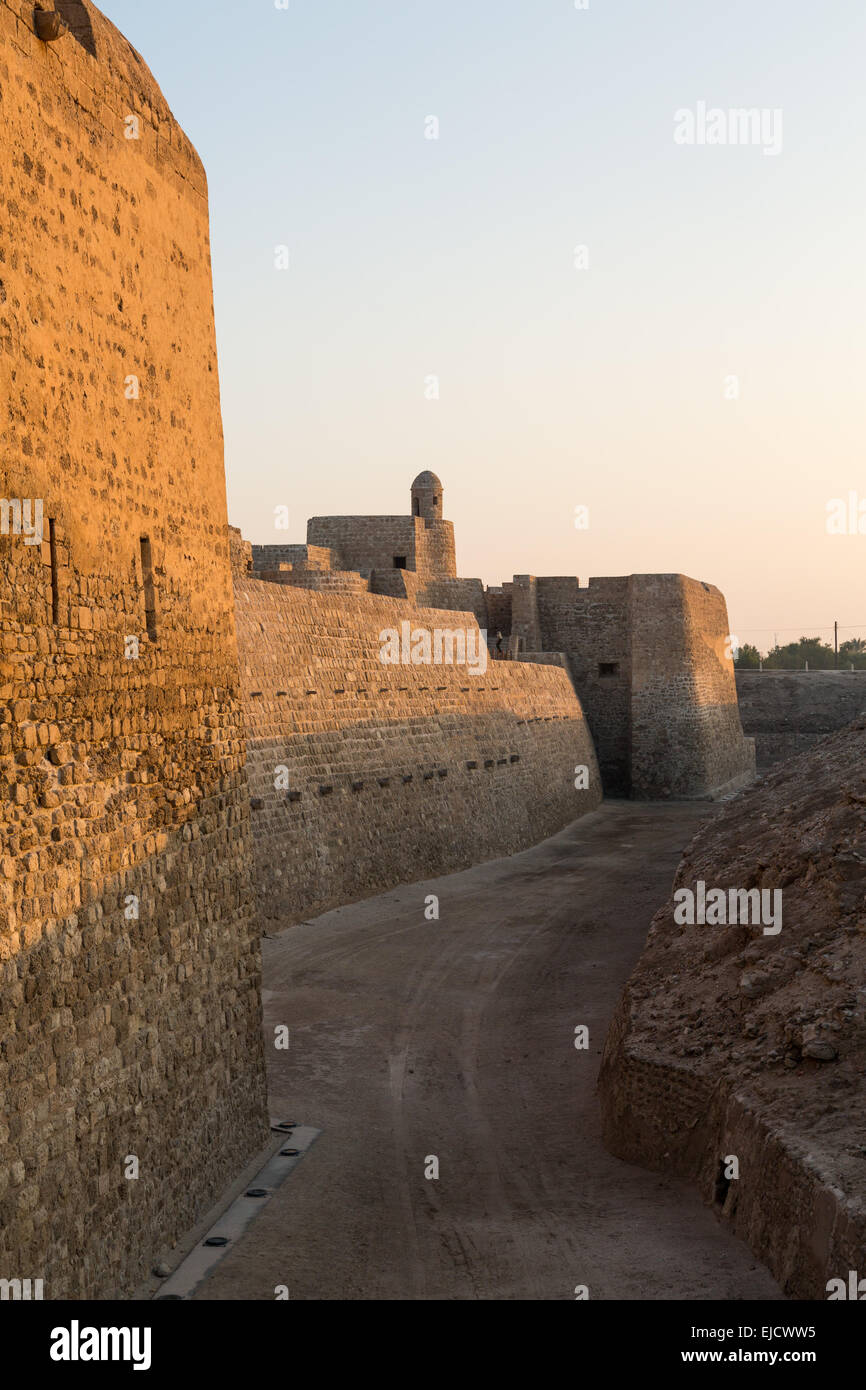 Vecchio Bahrain Fort a Seef nel tardo pomeriggio Foto Stock