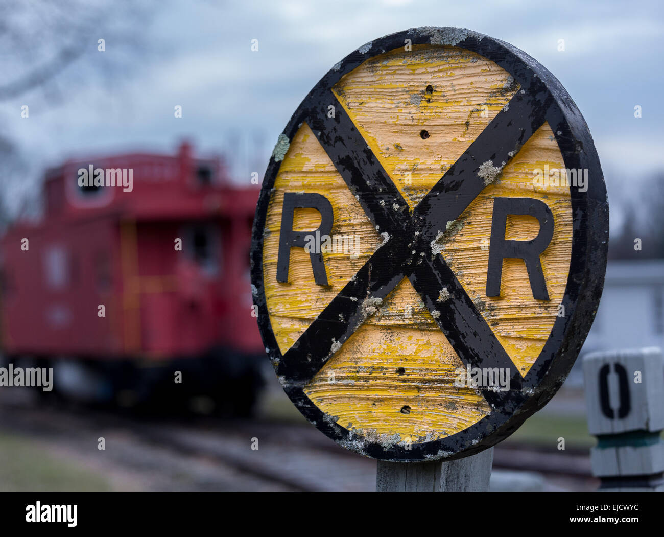 Vecchia ferrovia in legno RR segno con il caboose Foto Stock