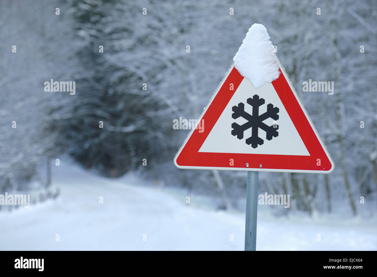 Segnale di avvertimento di ghiaccio e di neve in inverno Foto Stock