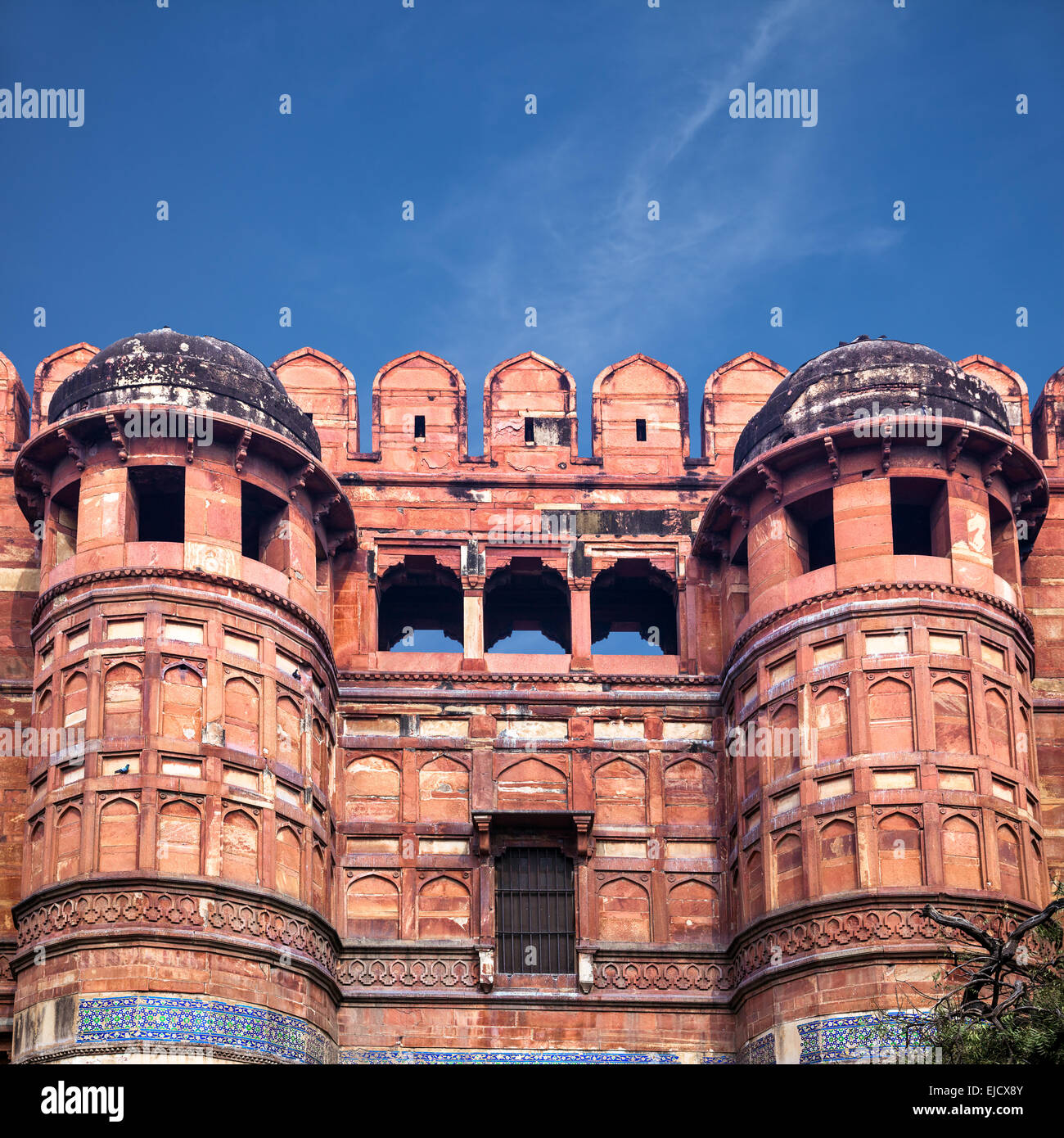 Ingresso torri del Red fort di Agra in India Foto Stock