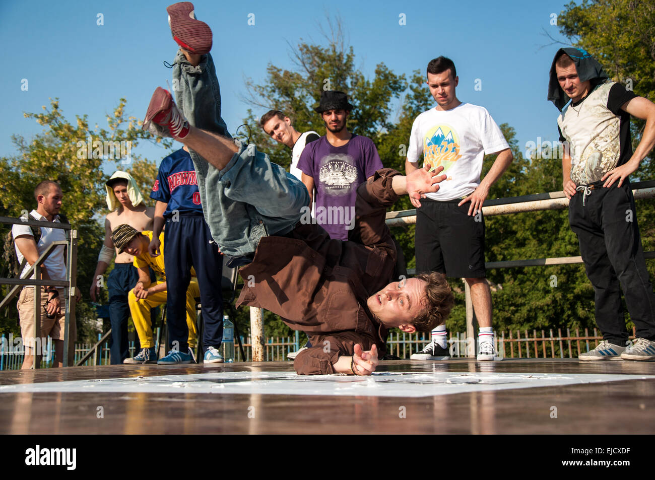 ORENBURG, regione di Orenburg, Russia, 16 Agosto, 2014 anno. Outdoor Youth Festival di cultura hip hop (vita di strada). Artista break d Foto Stock
