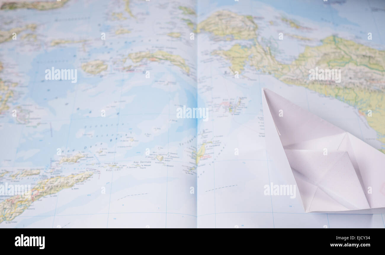 Barca di carta su una mappa Foto Stock