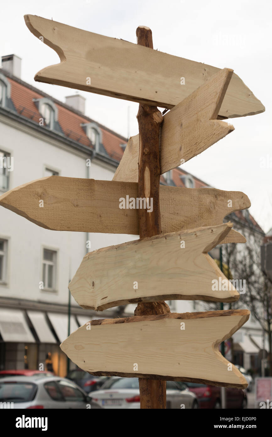 Frecce in legno forniscono una guida - Spazio di copia Foto Stock