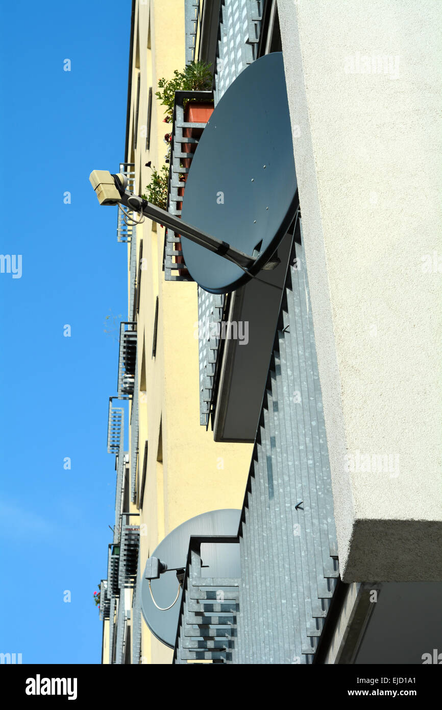 Parabole satellitari sulla facciata di una casa Foto Stock