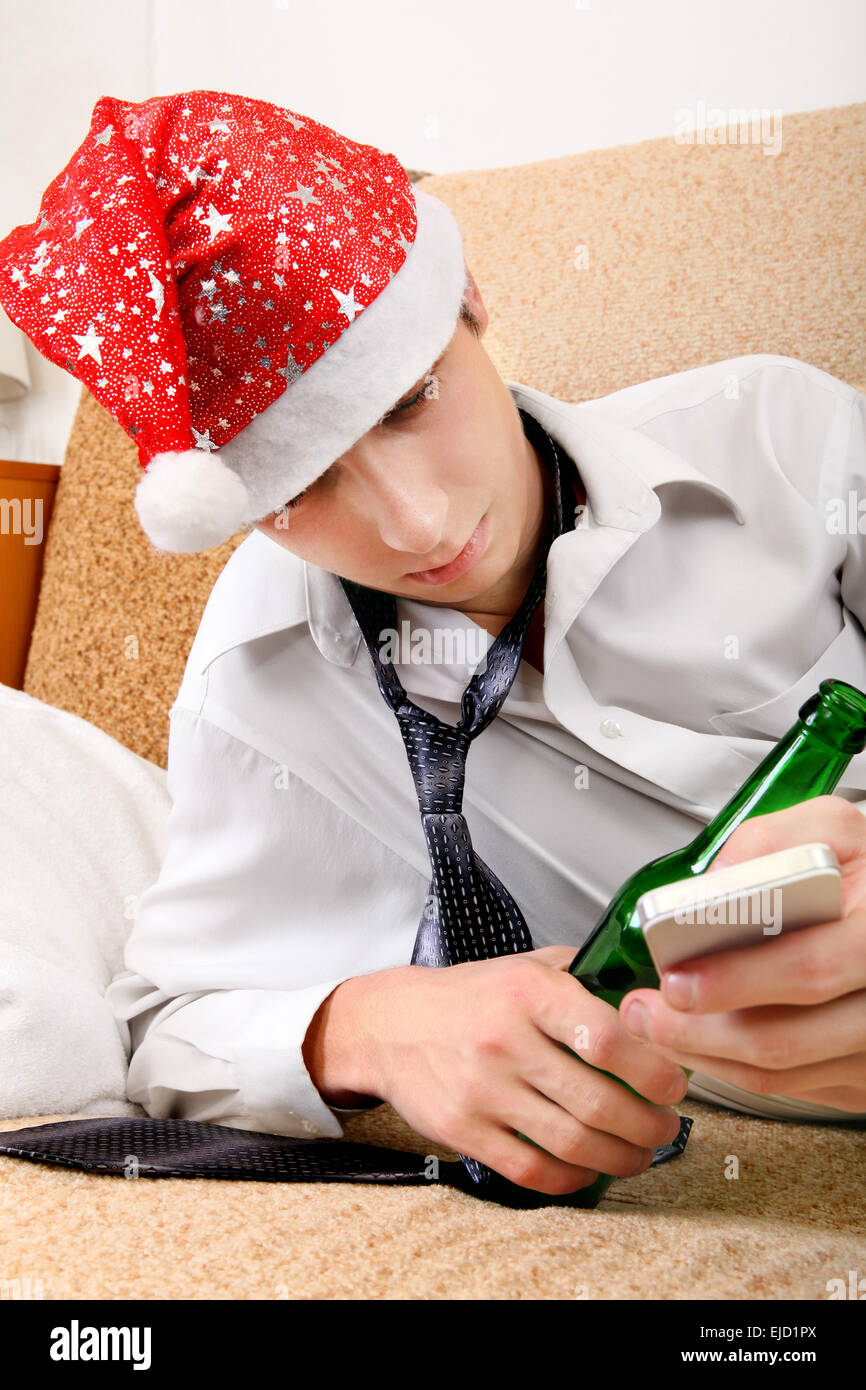 Drunken adolescente in Santa Hat Foto Stock